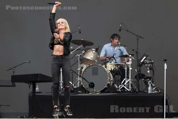 METRIC - 2019-07-20 - PARIS - Hippodrome de Longchamp - Main Stage 2 - Emily Haines - Joules Scott-Key